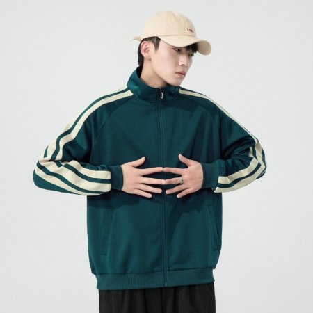 Весенняя куртка с молнией и стойкой фотография