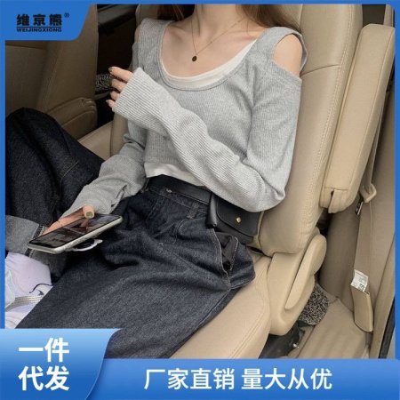 Длинная футболка с длинным рукавом фотография