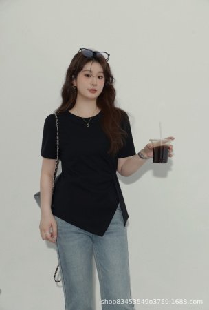 Летняя футболка с коротким рукавом и разрезом на плече изображение