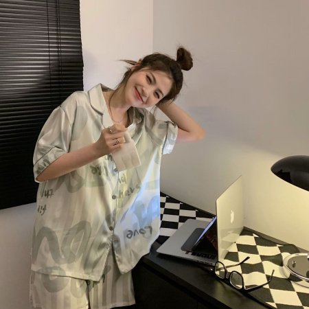 Пижама из шелковистого материала с шортами и футболкой фотография