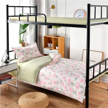 Одеяло для спальни в университетском общежитии фотография