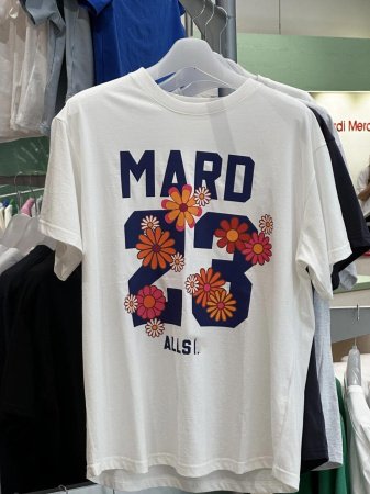 Футболка с коротким рукавом и принтом маленькой собачки фотография