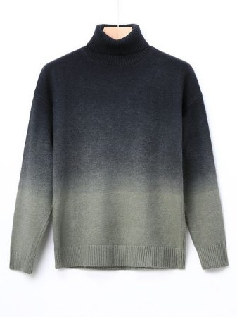 Мужской свитер с высоким воротником и градиентной расцветкой фото