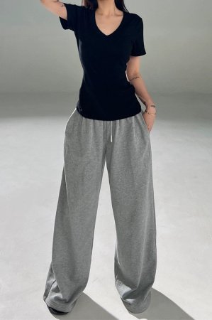 Футболка Латины V-образным вырезом и короткими рукавами фото