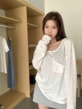 Белая летняя футболка с длинным рукавом и прозрачной тканью фотография