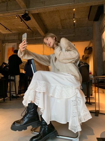 Длинная юбка с леопардовым принтом и асимметричным краем фотография