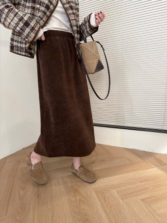 Шерстяная юбка с высокой талией и разрезом на осень-зиму фото