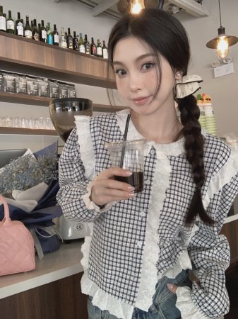 Футболка в клетку с кружевным воротником фотография