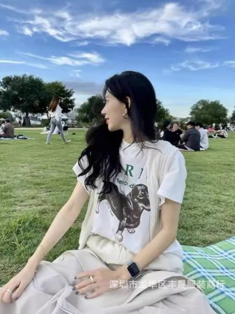 Женская футболка Mardi с принтом цветов и собак фото