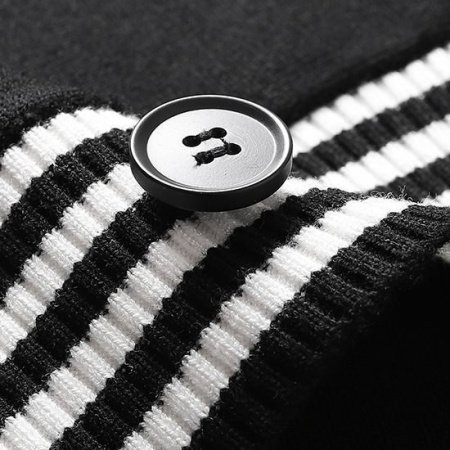 Мужской свитер с полосатым узором и стойкой фото