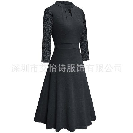 Платье с вырезом под горло и кружевной отделкой фотография