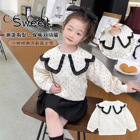 Детская куртка с воротником и узором в горошек изображение