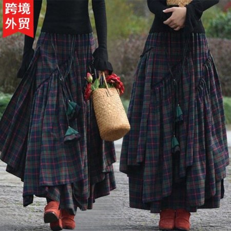 Женская длинная юбка в клетку фотография