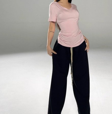 Футболка Латины V-образным вырезом и короткими рукавами фото