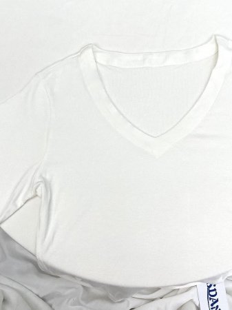 Футболка Латины V-образным вырезом и короткими рукавами фото