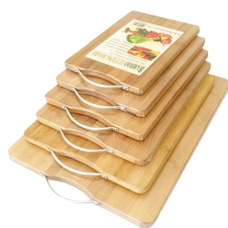 Кухонная доска из натурального бамбука фотография