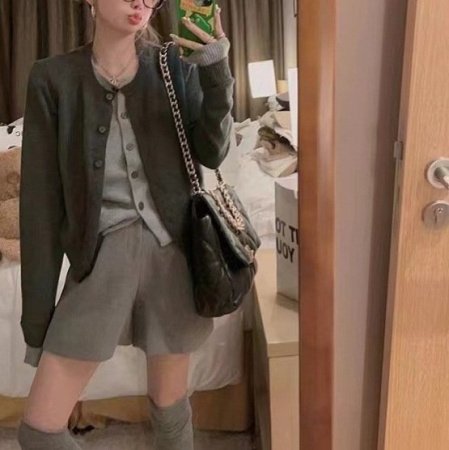 Женский свитер с открытым верхом фотография