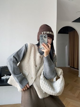 Жилет из овечьего меха с двусторонним ношением 2024 новая зимняя мода фотография