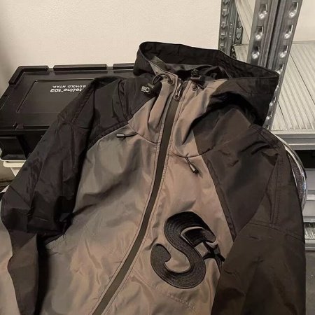 Мужская куртка с капюшоном и вышивкой фотография