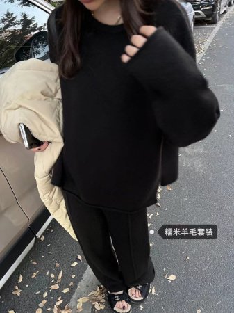 Набор из мягкого шерстяного свитера и широких брюк фотография