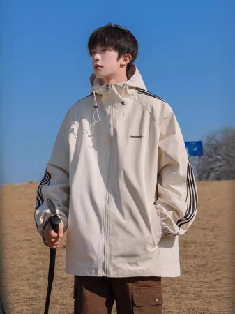 Женская и мужская ветровка для активного отдыха фотография