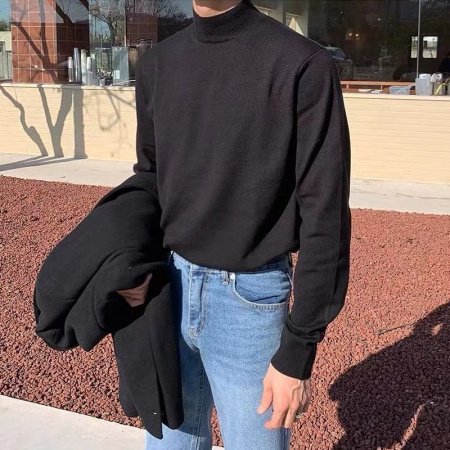 Мужской свитер с длинным рукавом и полувысоким воротником фотография