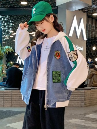 Детская бейсбольная куртка из джинсовой ткани с капюшоном фото