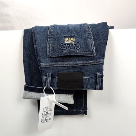 Мужские джинсы осенние премиум фото