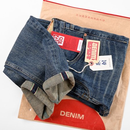 Мужские джинсы с прямым кроем и обработкой стоунвош изображение