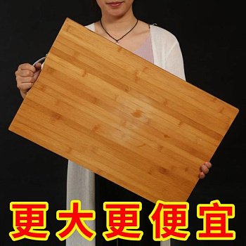 Деревянная разделочная доска и набор для фруктов из бамбука фотография