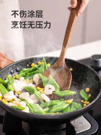 Набор кухонных инструментов из натурального дерева фотография