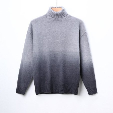 Мужской свитер с высоким воротником и градиентной расцветкой фото