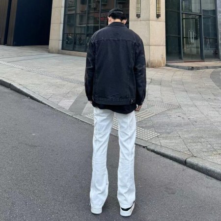 Черные джинсы с пуговицами и прямыми штанинами изображение