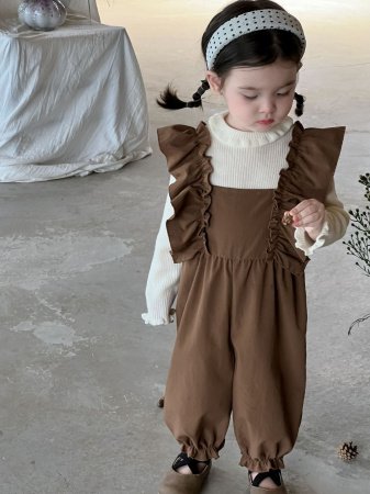 Детский комбинезон с кружевными оборками фотография