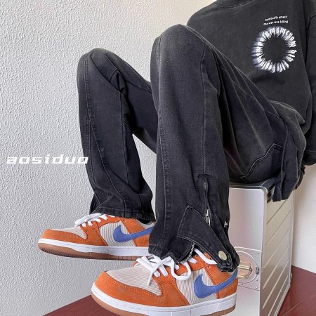 Черные джинсы с прямыми брюками фотография