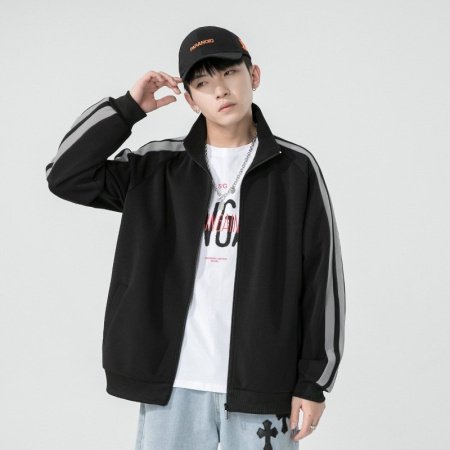 Весенняя куртка с молнией и стойкой фотография