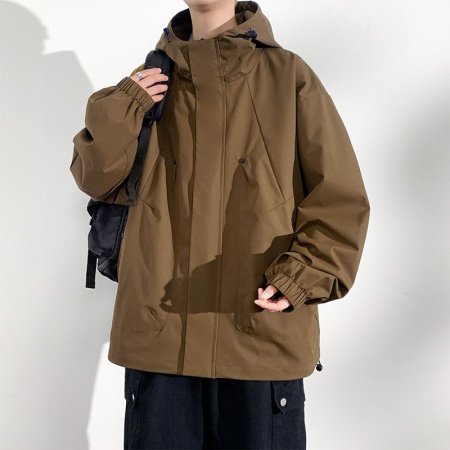 Ветровка с капюшоном и защитой от ветра и влаги фотография