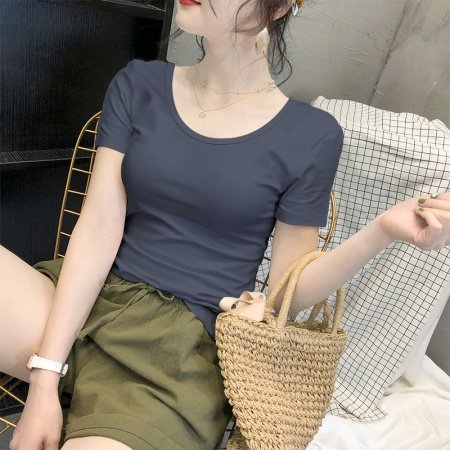 Белая футболка с коротким рукавом фотография