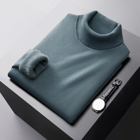 Мужской свитер с полувысоким воротником и флисом для зимы фотография